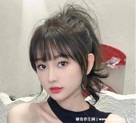 圓臉適合什么發型女圖片，八字劉海長卷發又仙又美(洋氣減齡)