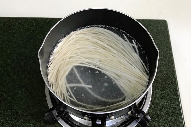 蔥油面的做法-咸鮮味拌菜譜-易網(wǎng)健康養(yǎng)生網(wǎng) 蔥油面的做法-咸鮮味拌菜譜