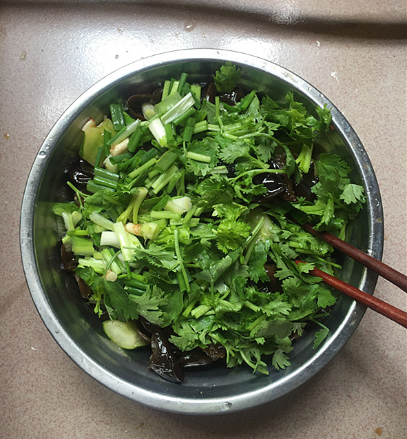 黃瓜拌黑木耳的做法-酸辣味拌菜譜-易網(wǎng)健康養(yǎng)生網(wǎng) 黃瓜拌黑木耳的做法-酸辣味拌菜譜