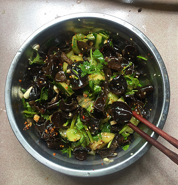 黃瓜拌黑木耳的做法-酸辣味拌菜譜-易網(wǎng)健康養(yǎng)生網(wǎng) 黃瓜拌黑木耳的做法-酸辣味拌菜譜
