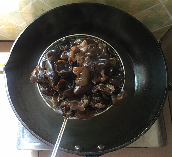 黃瓜拌黑木耳的做法-酸辣味拌菜譜-易網(wǎng)健康養(yǎng)生網(wǎng) 黃瓜拌黑木耳的做法-酸辣味拌菜譜