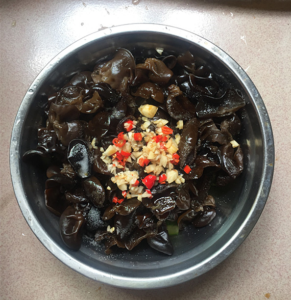 黃瓜拌黑木耳的做法-酸辣味拌菜譜-易網(wǎng)健康養(yǎng)生網(wǎng) 黃瓜拌黑木耳的做法-酸辣味拌菜譜