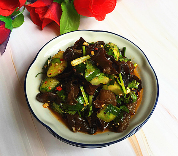 黃瓜拌黑木耳的做法-酸辣味拌菜譜-易網(wǎng)健康養(yǎng)生網(wǎng) 黃瓜拌黑木耳的做法-酸辣味拌菜譜
