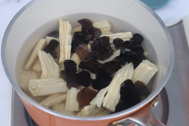 雙椒涼拌腐竹的做法-酸辣味拌菜譜-易網(wǎng)健康養(yǎng)生網(wǎng) 雙椒涼拌腐竹的做法-酸辣味拌菜譜