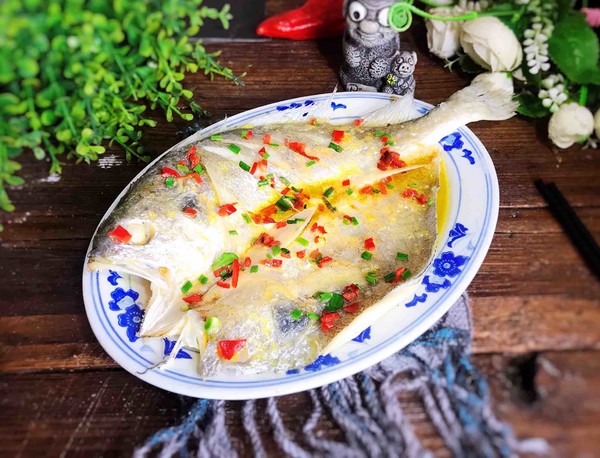 清蒸黃魚的做法-咸鮮味蒸菜譜-易網健康養生網 清蒸黃魚的做法-咸鮮味蒸菜譜