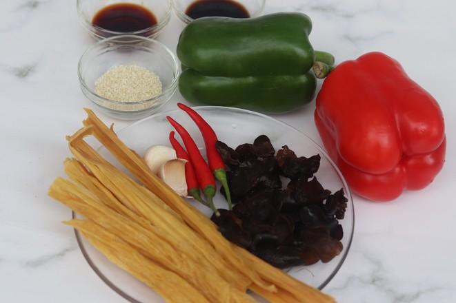 雙椒涼拌腐竹的做法-酸辣味拌菜譜-易網(wǎng)<a href=http://www.fnaogov.cn/ target=_blank class=infotextkey>健康養(yǎng)生</a>網(wǎng) 雙椒涼拌腐竹的做法-酸辣味拌菜譜