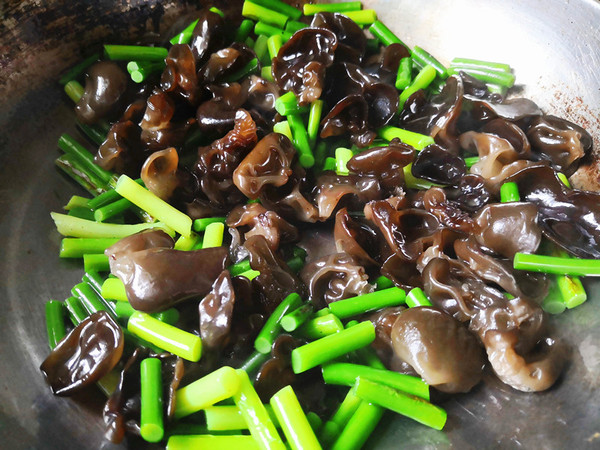 蒜苔炒假鮑魚的做法-咸鮮味炒菜譜-易網健康養生網 蒜苔炒假鮑魚的做法-咸鮮味炒菜譜
