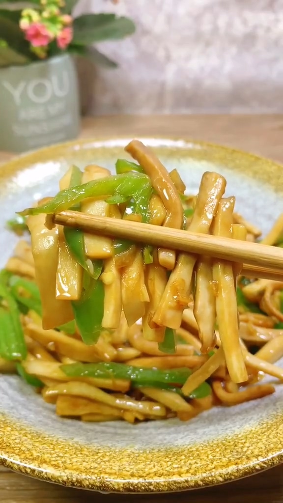 青椒杏鮑菇的做法-家常味炒菜譜-易網健康養生網 青椒杏鮑菇的做法-家常味炒菜譜