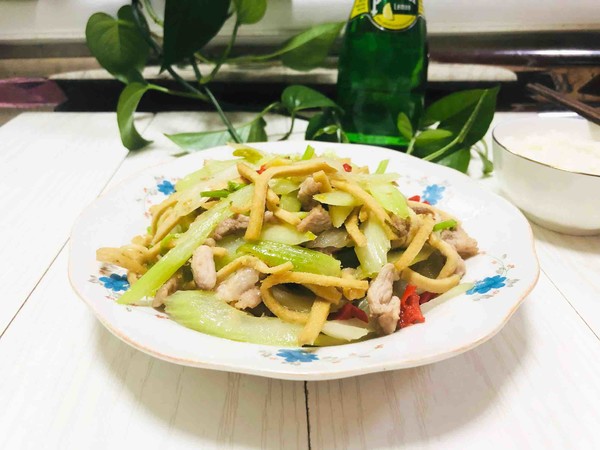 芹菜干子炒肉絲的做法-家常味炒菜譜-易網(wǎng)健康養(yǎng)生網(wǎng) 芹菜干子炒肉絲的做法-家常味炒菜譜