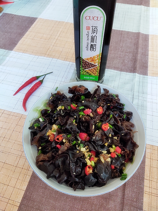 涼拌黑木耳的做法-酸辣味拌菜譜-易網健康養生網 涼拌黑木耳的做法-酸辣味拌菜譜