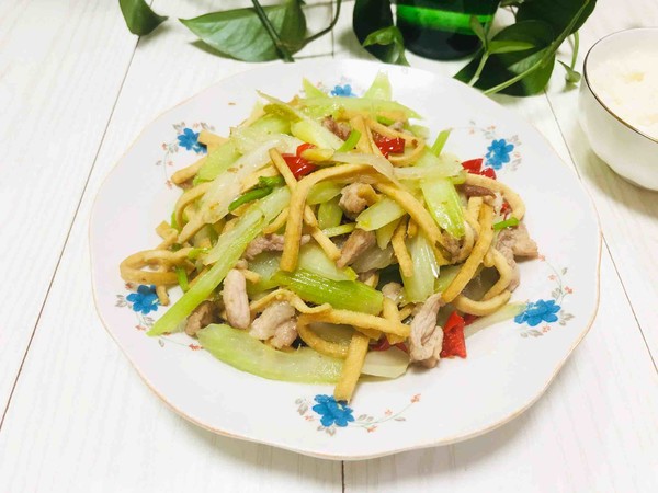 芹菜干子炒肉絲的做法-家常味炒菜譜-易網(wǎng)健康養(yǎng)生網(wǎng) 芹菜干子炒肉絲的做法-家常味炒菜譜