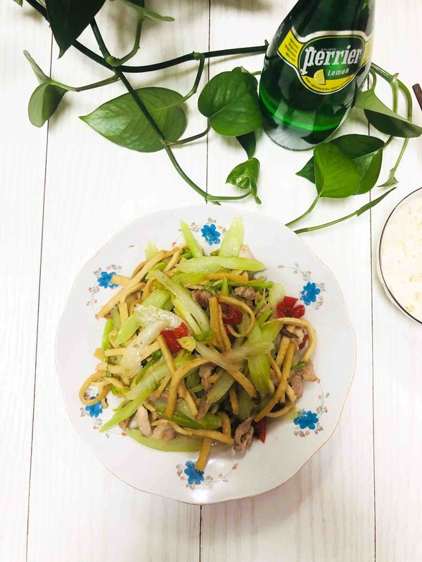 芹菜干子炒肉絲的做法-家常味炒菜譜-易網(wǎng)健康養(yǎng)生網(wǎng) 芹菜干子炒肉絲的做法-家常味炒菜譜