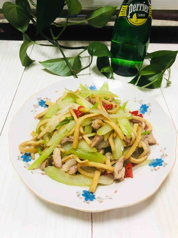 芹菜干子炒肉絲的做法-家常味炒菜譜-易網(wǎng)健康養(yǎng)生網(wǎng) 芹菜干子炒肉絲的做法-家常味炒菜譜