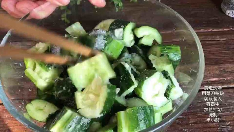 刀拍黃瓜你是怎么做的？跟我的做法一樣嗎？的做法-家常味拌菜譜