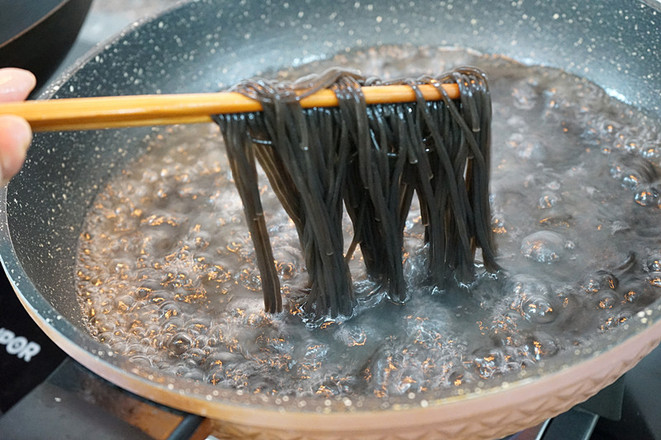 涼拌蕨根粉的做法-香辣味拌菜譜-易網健康養生網 涼拌蕨根粉的做法-香辣味拌菜譜