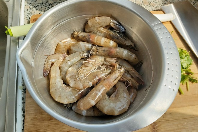 紅燒大蝦的做法-咸鮮味炒菜譜-易網(wǎng)<a href=http://www.fnaogov.cn/ target=_blank class=infotextkey>健康養(yǎng)生</a>網(wǎng) 紅燒大蝦的做法-咸鮮味炒菜譜