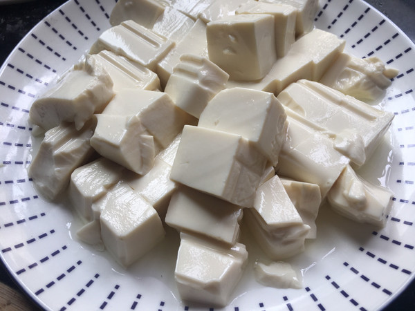 豆腐雞蛋羹的做法-家常味蒸菜譜-易網<a href=http://www.fnaogov.cn/ target=_blank class=infotextkey>健康養生</a>網 豆腐雞蛋羹的做法-家常味蒸菜譜