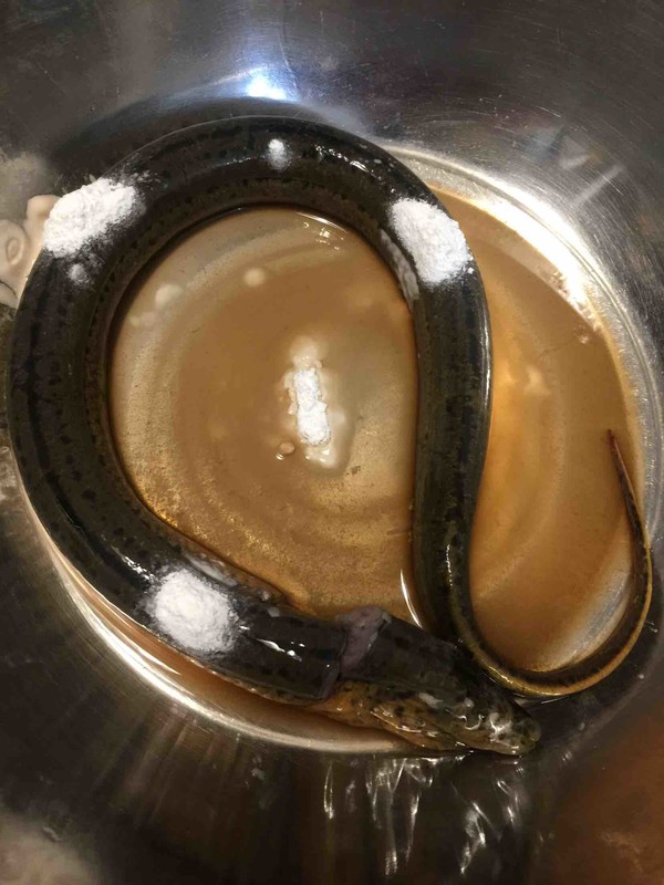 大蒜燒黃鱔的做法-蒜香味燒菜譜-易網<a href=http://www.fnaogov.cn/ target=_blank class=infotextkey>健康養生</a>網 大蒜燒黃鱔的做法-蒜香味燒菜譜