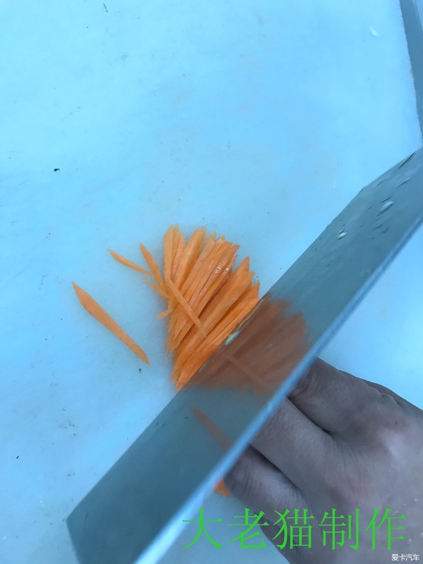 火爆牛心菜的做法-香辣味爆菜譜