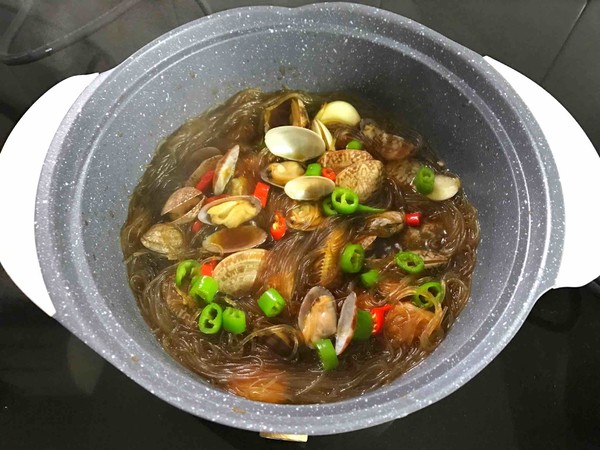 花蛤粉絲煲的做法-咸鮮味煮菜譜