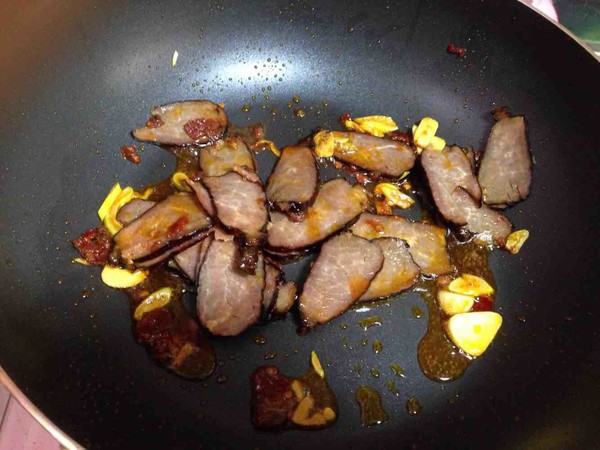 臘肉炒蒜苗的做法-麻辣味炒菜譜