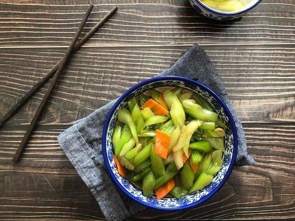 素炒芹菜的做法-家常味炒菜譜
