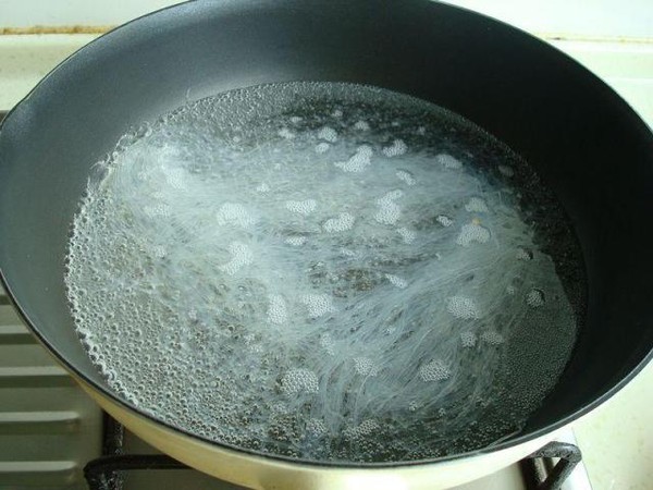 雞蛋粉絲炒綠豆芽的做法-家常味炒菜譜-易網<a href=http://www.fnaogov.cn/ target=_blank class=infotextkey>健康養生</a>網 雞蛋粉絲炒綠豆芽的做法-家常味炒菜譜