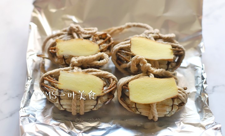 鹽焗大閘蟹的做法-咸鮮味烤菜譜-易網(wǎng)<a href=http://www.fnaogov.cn/ target=_blank class=infotextkey>健康養(yǎng)生</a>網(wǎng) 鹽焗大閘蟹的做法-咸鮮味烤菜譜