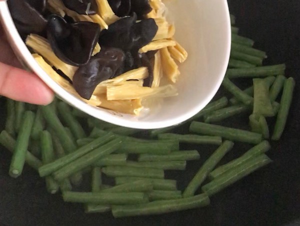 腐竹木耳炒雞肉的做法-咸鮮味炒菜譜-易網(wǎng)健康養(yǎng)生網(wǎng) 腐竹木耳炒雞肉的做法-咸鮮味炒菜譜
