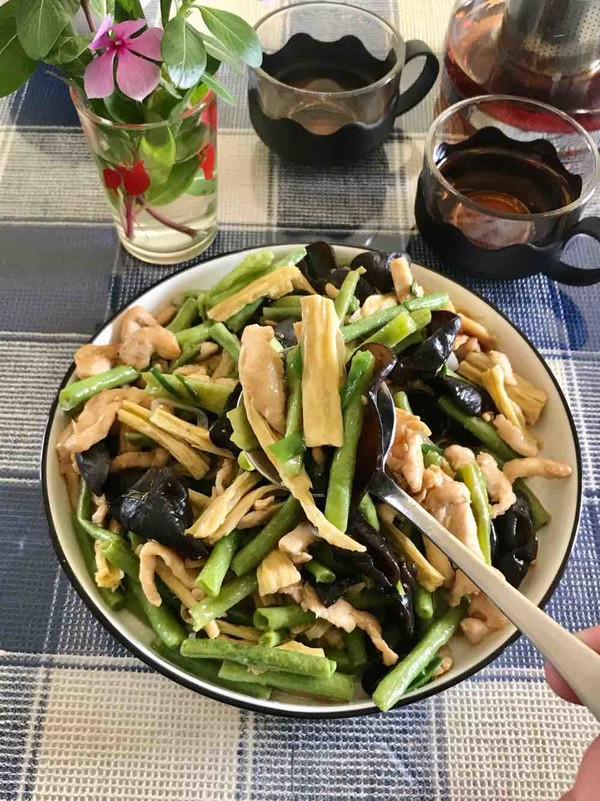 腐竹木耳炒雞肉的做法-咸鮮味炒菜譜-易網(wǎng)健康養(yǎng)生網(wǎng) 腐竹木耳炒雞肉的做法-咸鮮味炒菜譜