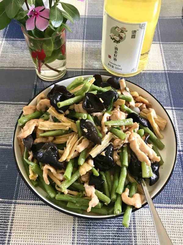 腐竹木耳炒雞肉的做法-咸鮮味炒菜譜-易網(wǎng)健康養(yǎng)生網(wǎng) 腐竹木耳炒雞肉的做法-咸鮮味炒菜譜