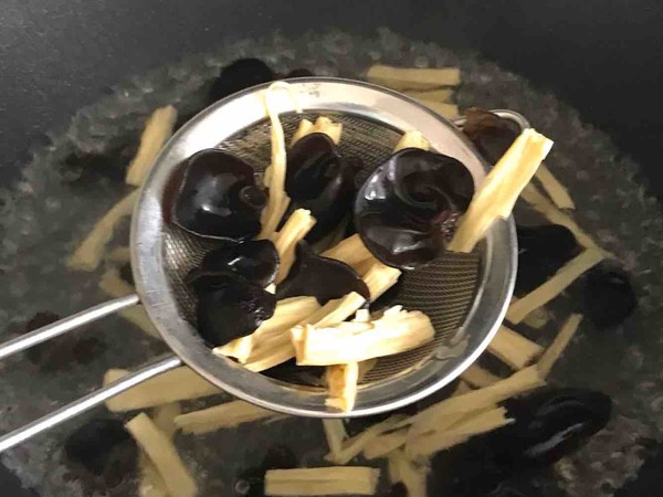 腐竹木耳炒雞肉的做法-咸鮮味炒菜譜-易網(wǎng)健康養(yǎng)生網(wǎng) 腐竹木耳炒雞肉的做法-咸鮮味炒菜譜