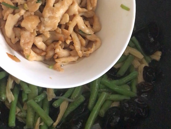 腐竹木耳炒雞肉的做法-咸鮮味炒菜譜-易網(wǎng)健康養(yǎng)生網(wǎng) 腐竹木耳炒雞肉的做法-咸鮮味炒菜譜