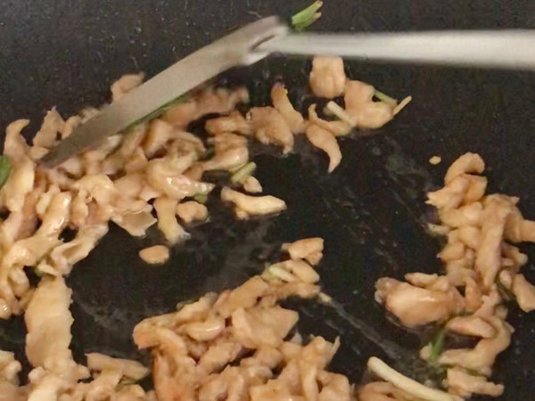 腐竹木耳炒雞肉的做法-咸鮮味炒菜譜-易網(wǎng)健康養(yǎng)生網(wǎng) 腐竹木耳炒雞肉的做法-咸鮮味炒菜譜