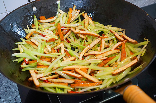 青椒炒香干的做法-香辣味炒菜譜
