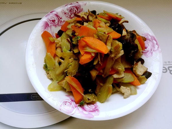 胡蘿卜炒黑木耳的做法-家常味炒菜譜-易網(wǎng)健康養(yǎng)生網(wǎng) 胡蘿卜炒黑木耳的做法-家常味炒菜譜