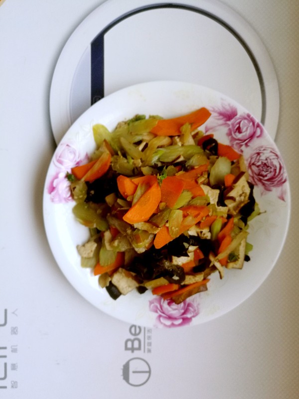 胡蘿卜炒黑木耳的做法-家常味炒菜譜-易網(wǎng)健康養(yǎng)生網(wǎng) 胡蘿卜炒黑木耳的做法-家常味炒菜譜