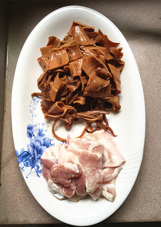 五花肉燒魷魚的做法-咸鮮味燒菜譜-易網健康養生網 五花肉燒魷魚的做法-咸鮮味燒菜譜