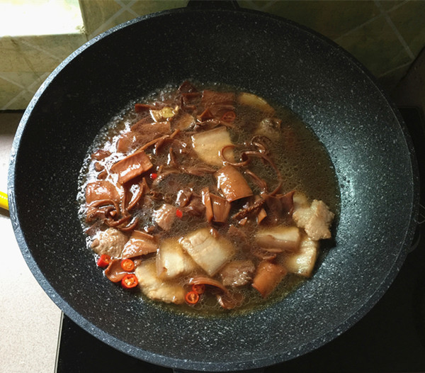 五花肉燒魷魚的做法-咸鮮味燒菜譜-易網健康養生網 五花肉燒魷魚的做法-咸鮮味燒菜譜