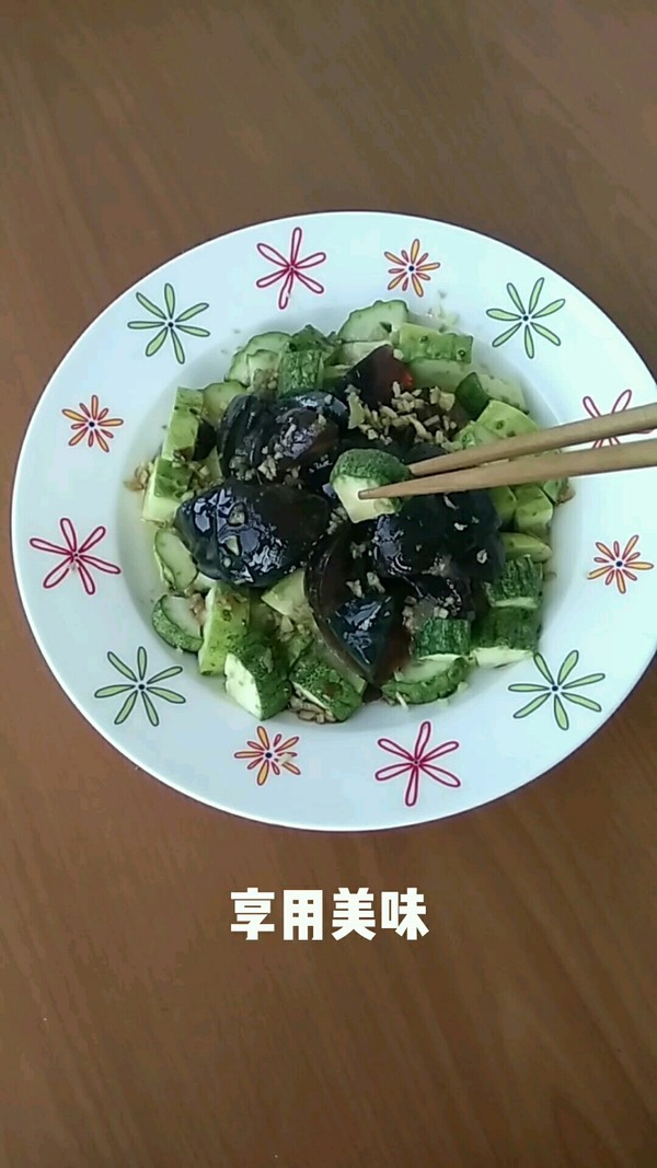 旱黃瓜拌皮蛋的做法-家常味拌菜譜-易網健康養生網 旱黃瓜拌皮蛋的做法-家常味拌菜譜