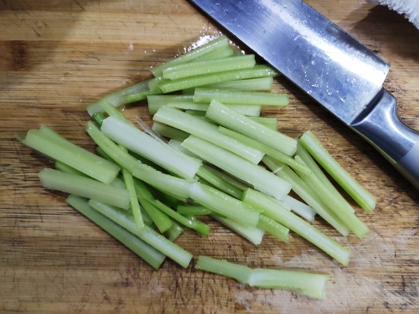 西芹涼拌牛百葉的做法-家常味拌菜譜-易網(wǎng)健康養(yǎng)生網(wǎng) 西芹涼拌牛百葉的做法-家常味拌菜譜