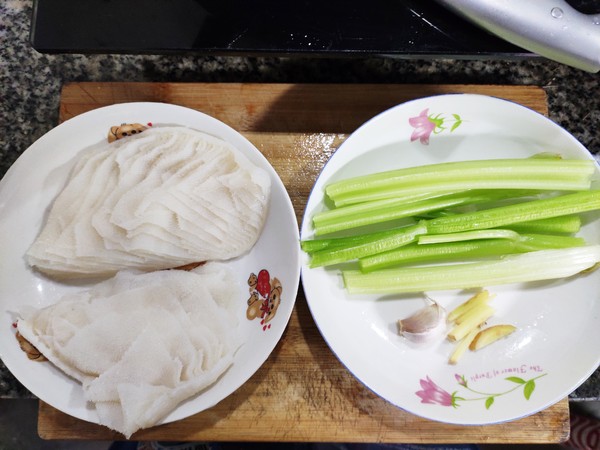 西芹涼拌牛百葉的做法-家常味拌菜譜-易網(wǎng)<a href=http://www.fnaogov.cn/ target=_blank class=infotextkey>健康養(yǎng)生</a>網(wǎng) 西芹涼拌牛百葉的做法-家常味拌菜譜