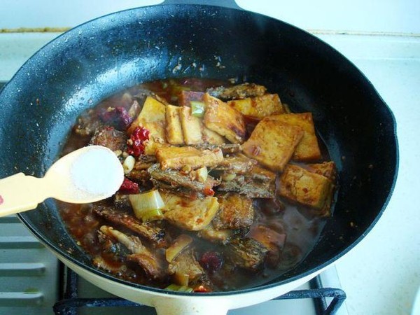 帶魚燉豆腐的做法-家常味燉菜譜