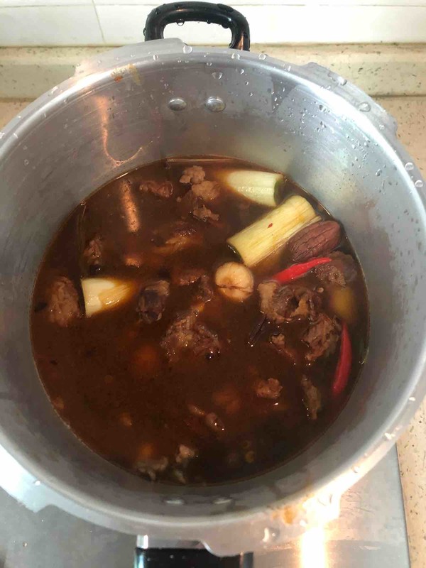 紅燒牛腩（家常版）的做法-醬香味燜菜譜