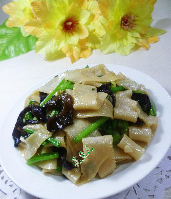 黑木耳香芹炒餃子皮的做法-家常味炒菜譜