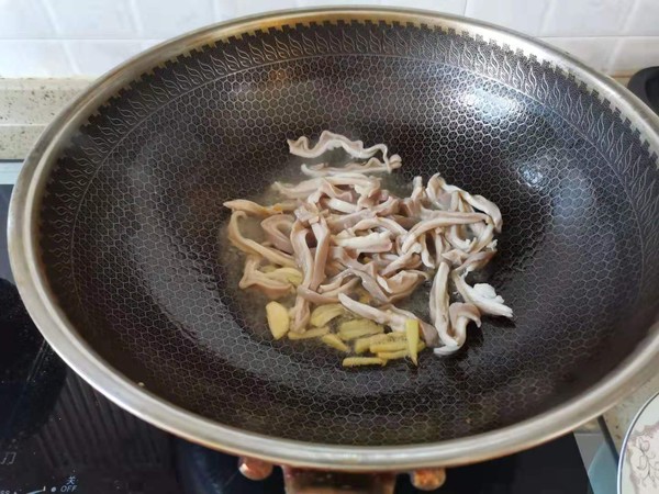 三椒紅油肚片的做法-香辣味炒菜譜-易網(wǎng)健康養(yǎng)生網(wǎng) 三椒紅油肚片的做法-香辣味炒菜譜
