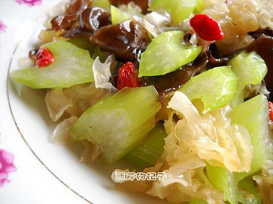 銀耳西芹枸杞子的做法-家常味炒菜譜-易網(wǎng)健康養(yǎng)生網(wǎng) 銀耳西芹枸杞子的做法-家常味炒菜譜
