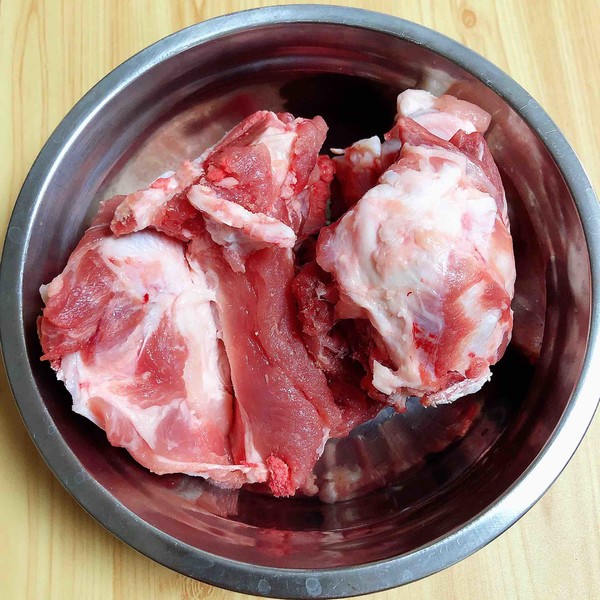 酸菜燉大骨的做法-咸鮮味燉菜譜-易網<a href=http://www.fnaogov.cn/ target=_blank class=infotextkey>健康養生</a>網 酸菜燉大骨的做法-咸鮮味燉菜譜