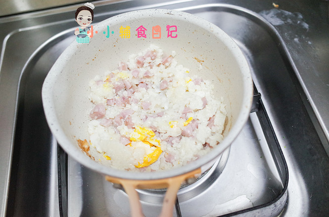 12個(gè)月以上香腸鱈魚炒蛋粒粒面的做法-家常味蒸菜譜