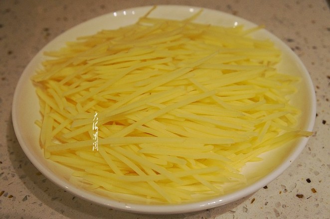 爆炒土豆絲的做法-家常味炒菜譜-易網<a href=http://www.fnaogov.cn/ target=_blank class=infotextkey>健康養生</a>網 爆炒土豆絲的做法-家常味炒菜譜